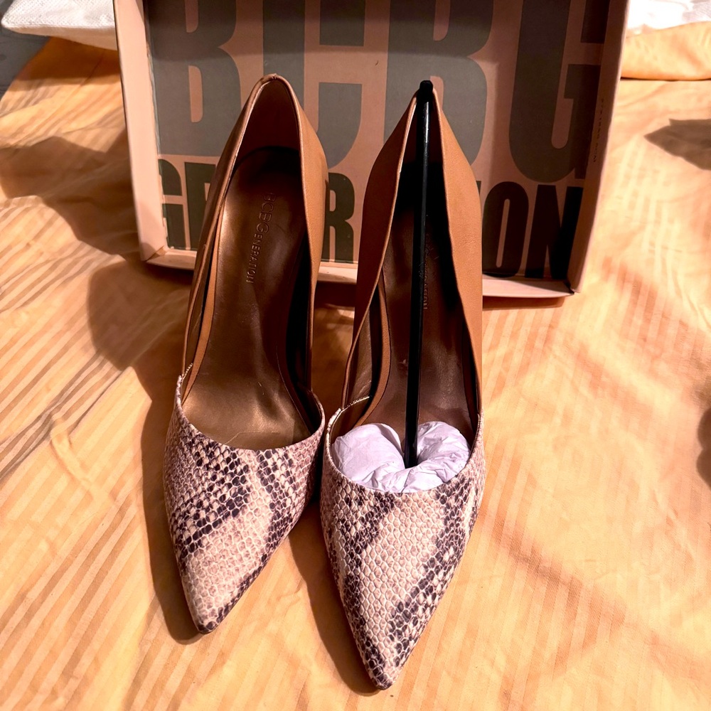 NIB BCBGeneration Snake Embossed Brown Leather pumps size 8